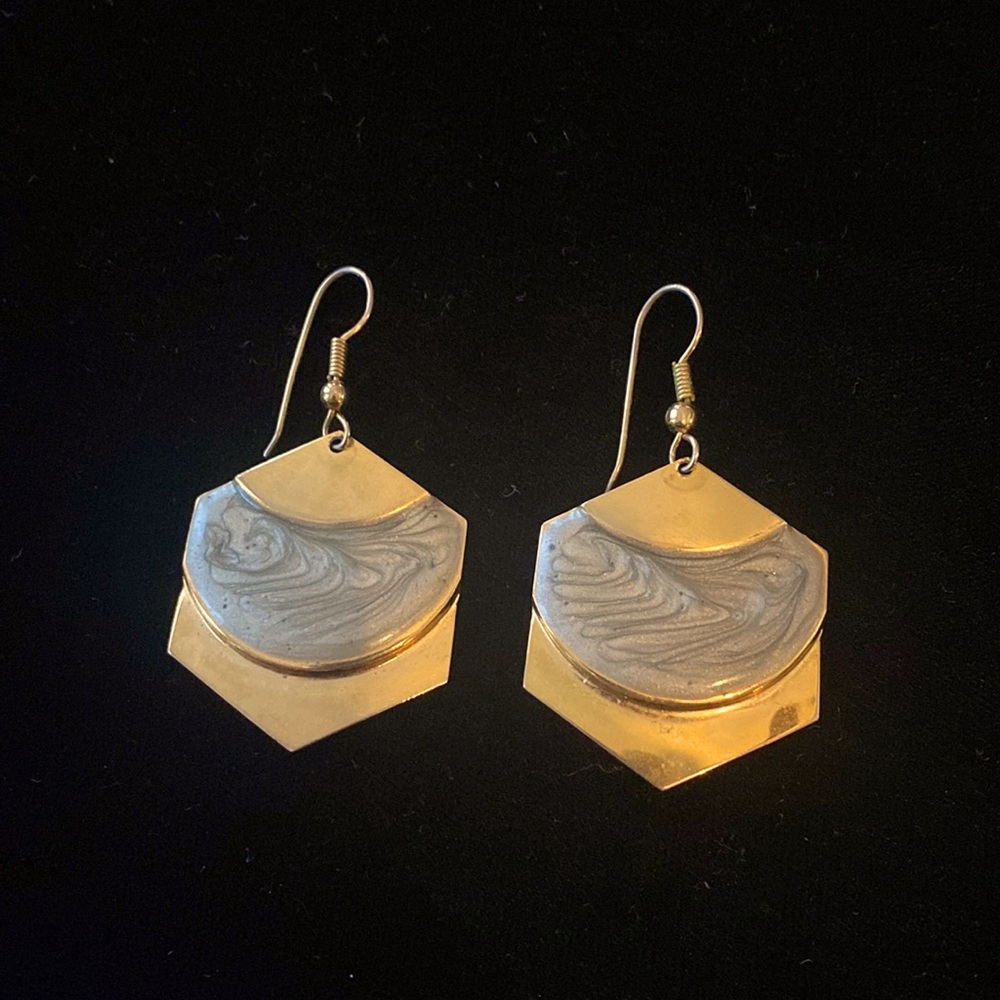 💛Vintage gold enameled earrings